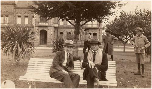 Dos-hombres-sentados-frente-al-Palacio-Municipal