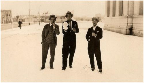 Tres-hombres-frente-al-Palacio-Municipal